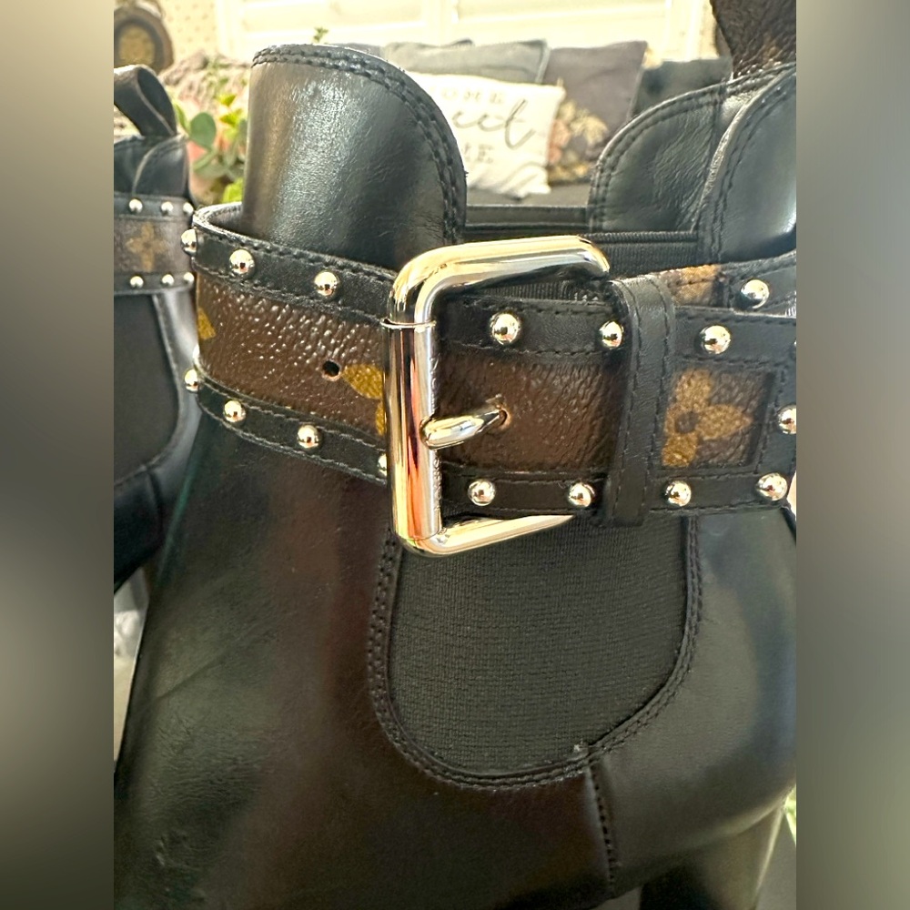 LV Heeled Ankle Boots Monogram Buckle - Picture 2 of 6